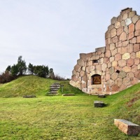 Besök Bomarsunds ruiner i norra Åland